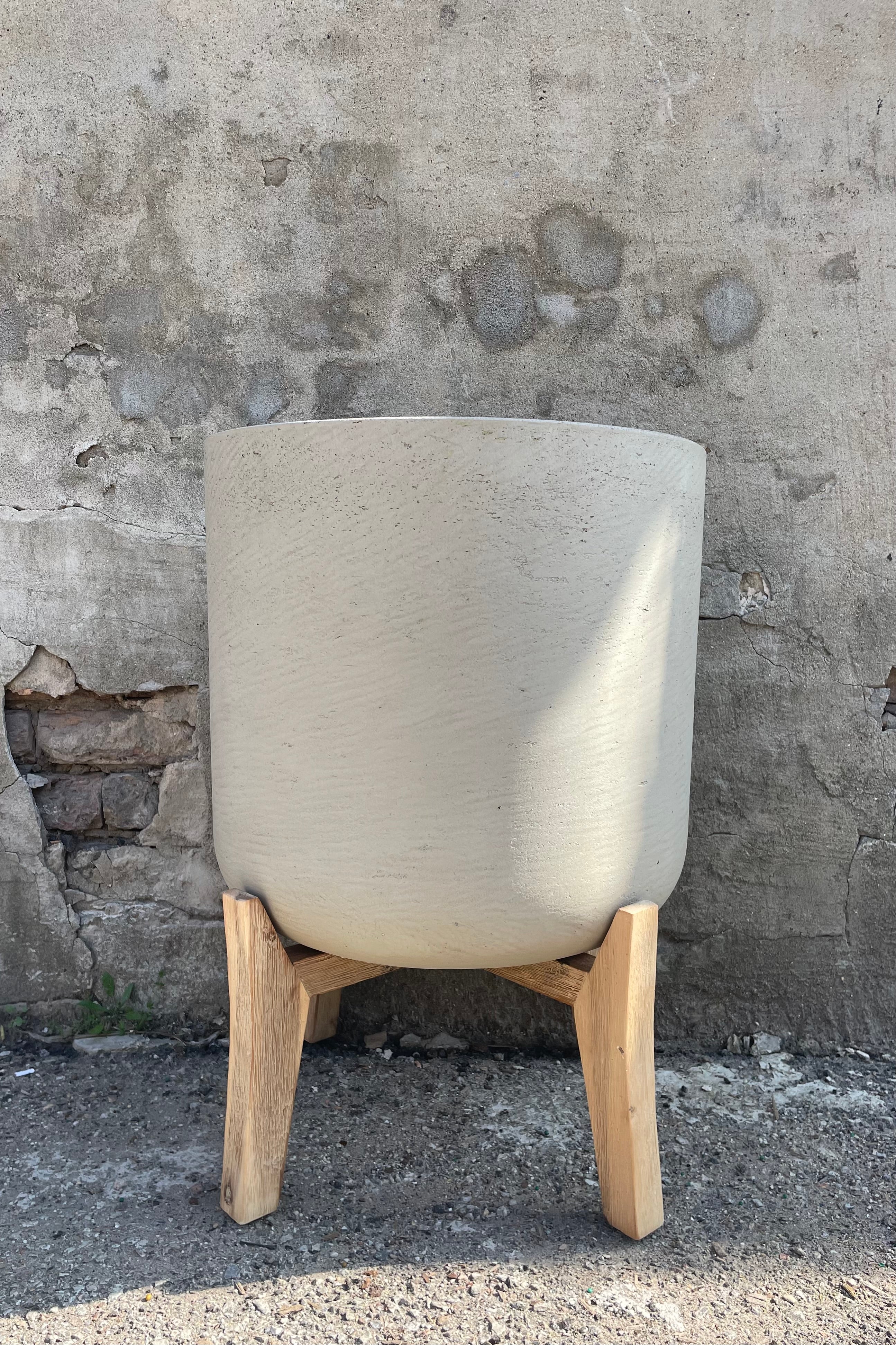 Charlie Pot & low stand grey washed extra extra large against a grey wall