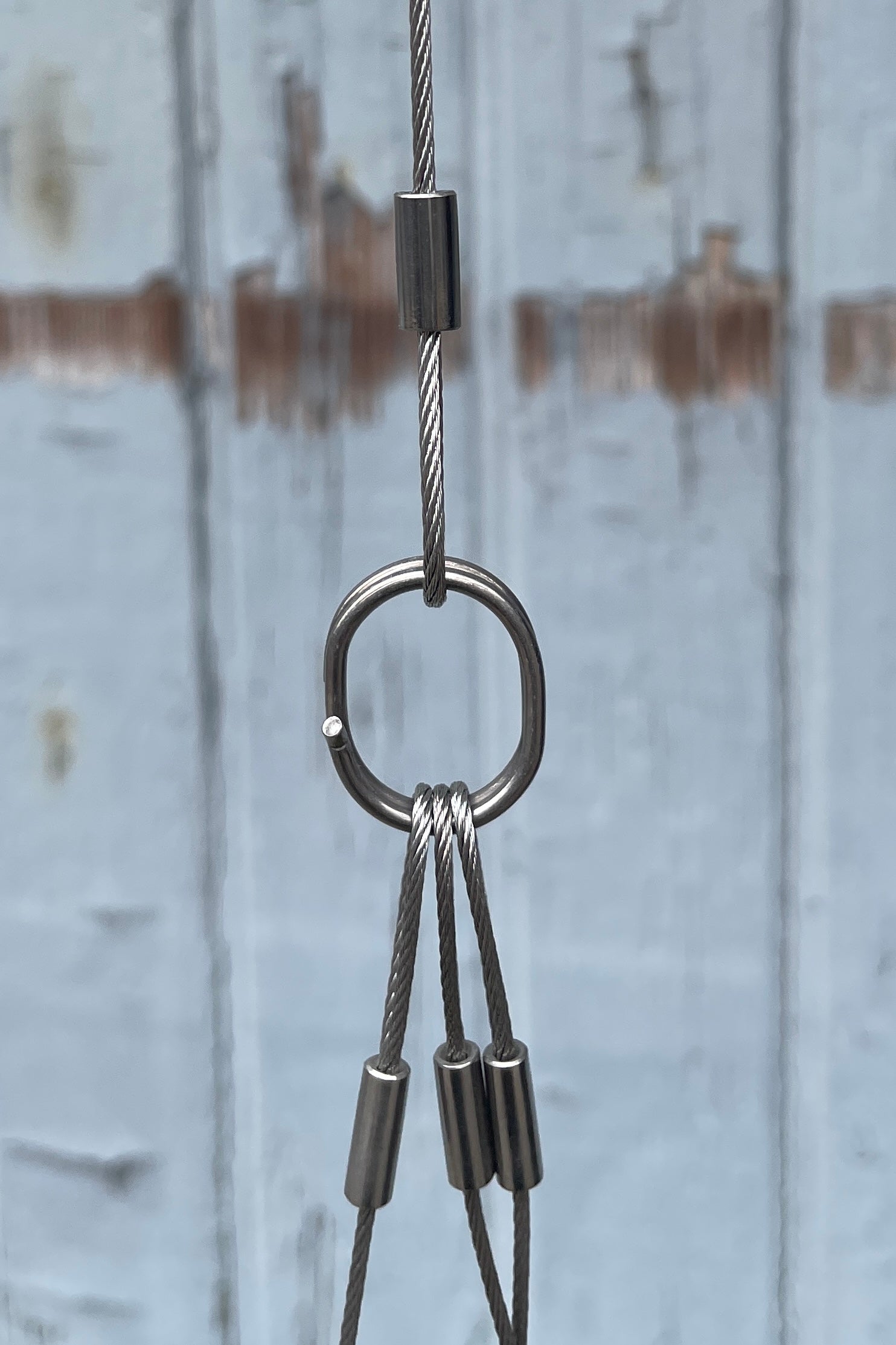 The center ring holding the three lines from the bottom and the extension hook from the top close up used on the Spherical Hanging planters at Sprout-home. 