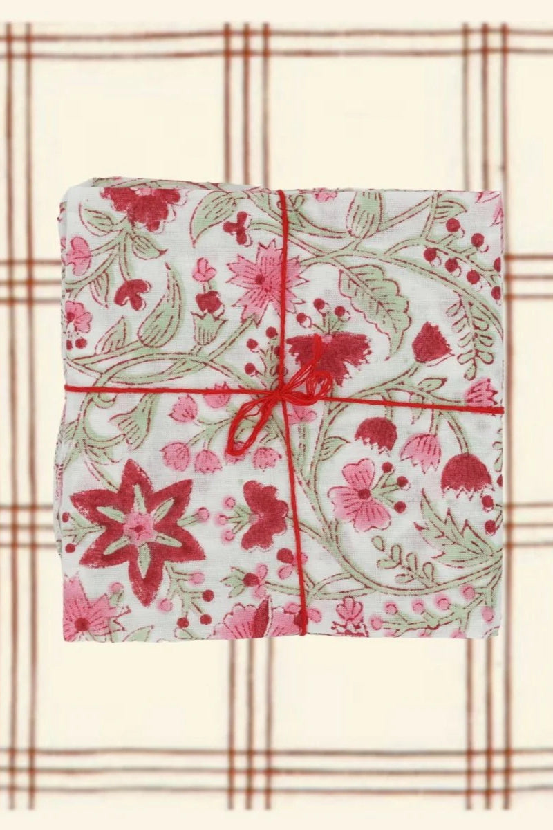 Cotton Napkins Chrysantheme Brigitte folded and on top of a plaid background ©Suzette a Table