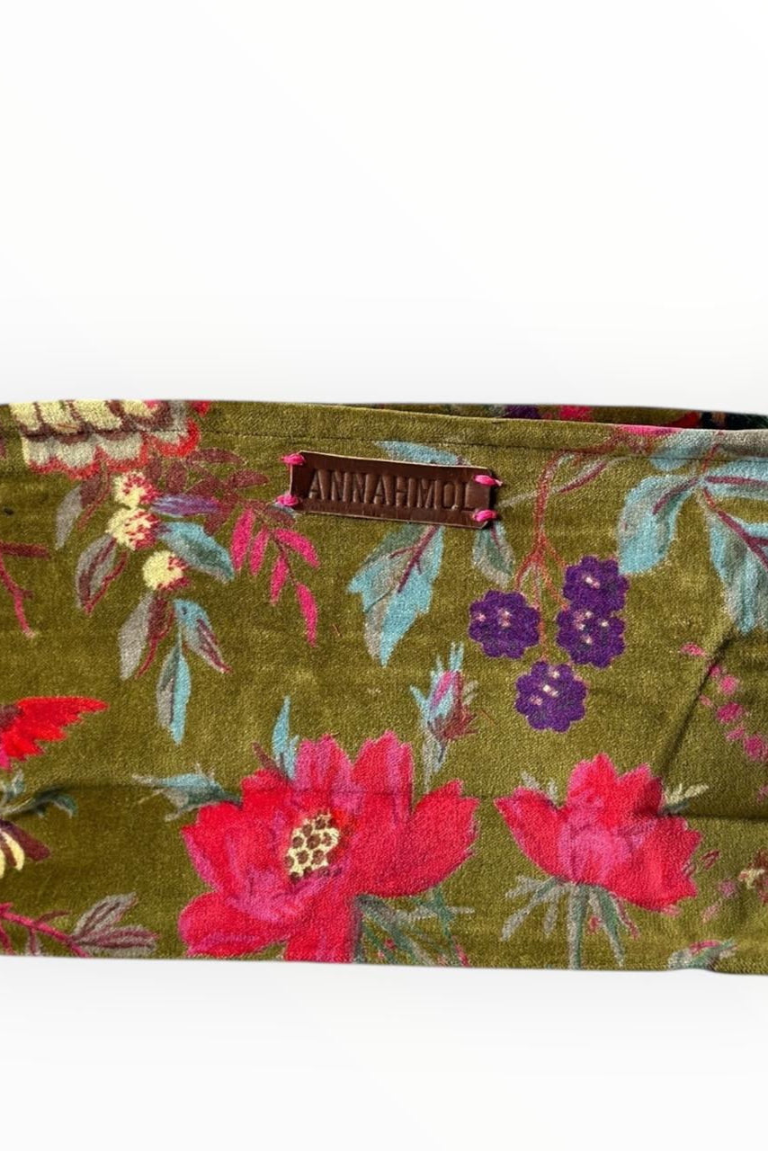 Floral green patterned pouch with  branding on a white background ©Annahmol
