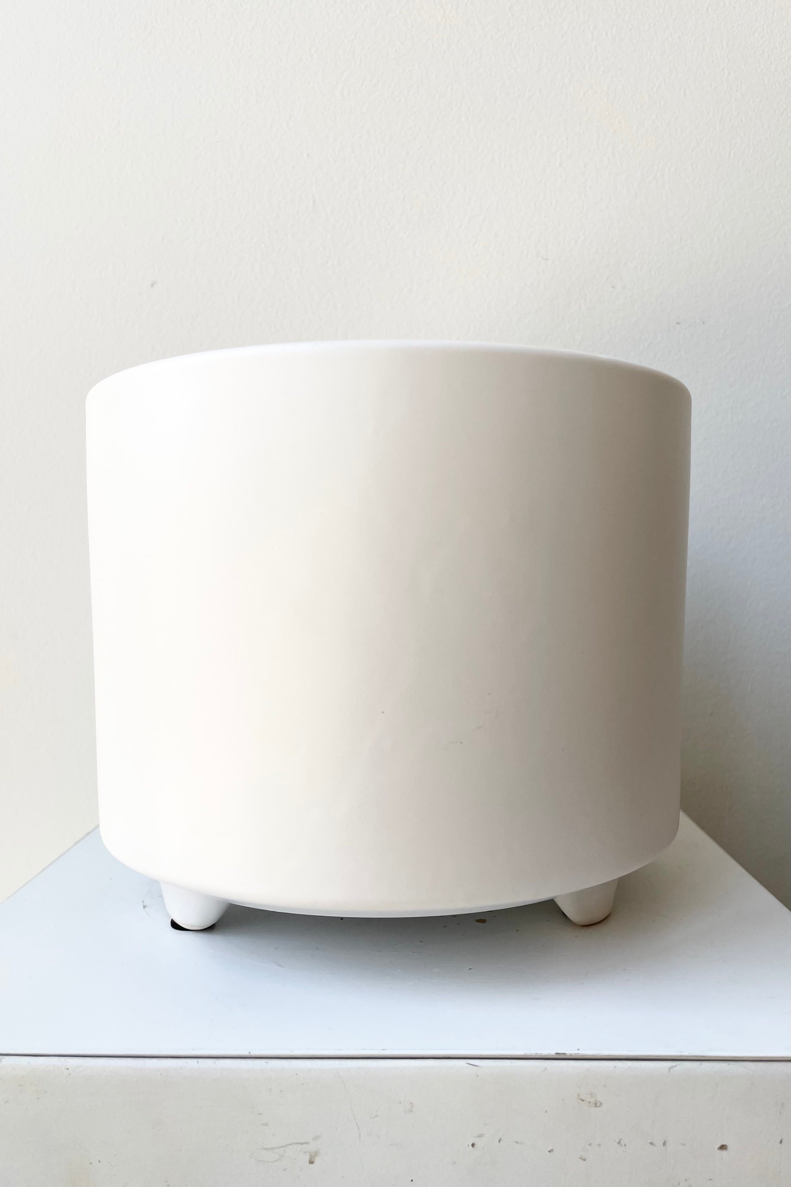 The large white Simon footed planter against a white wall at Sprout-home.