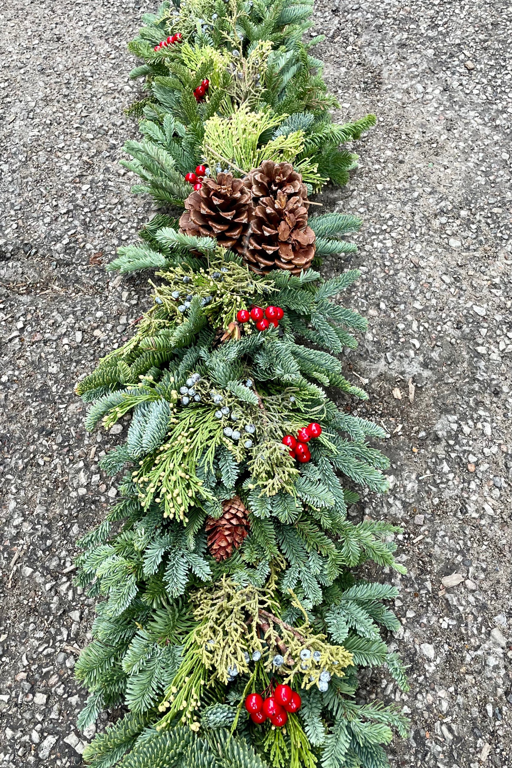 Detail shot of the deluxe swag table runner made of evergreens. 