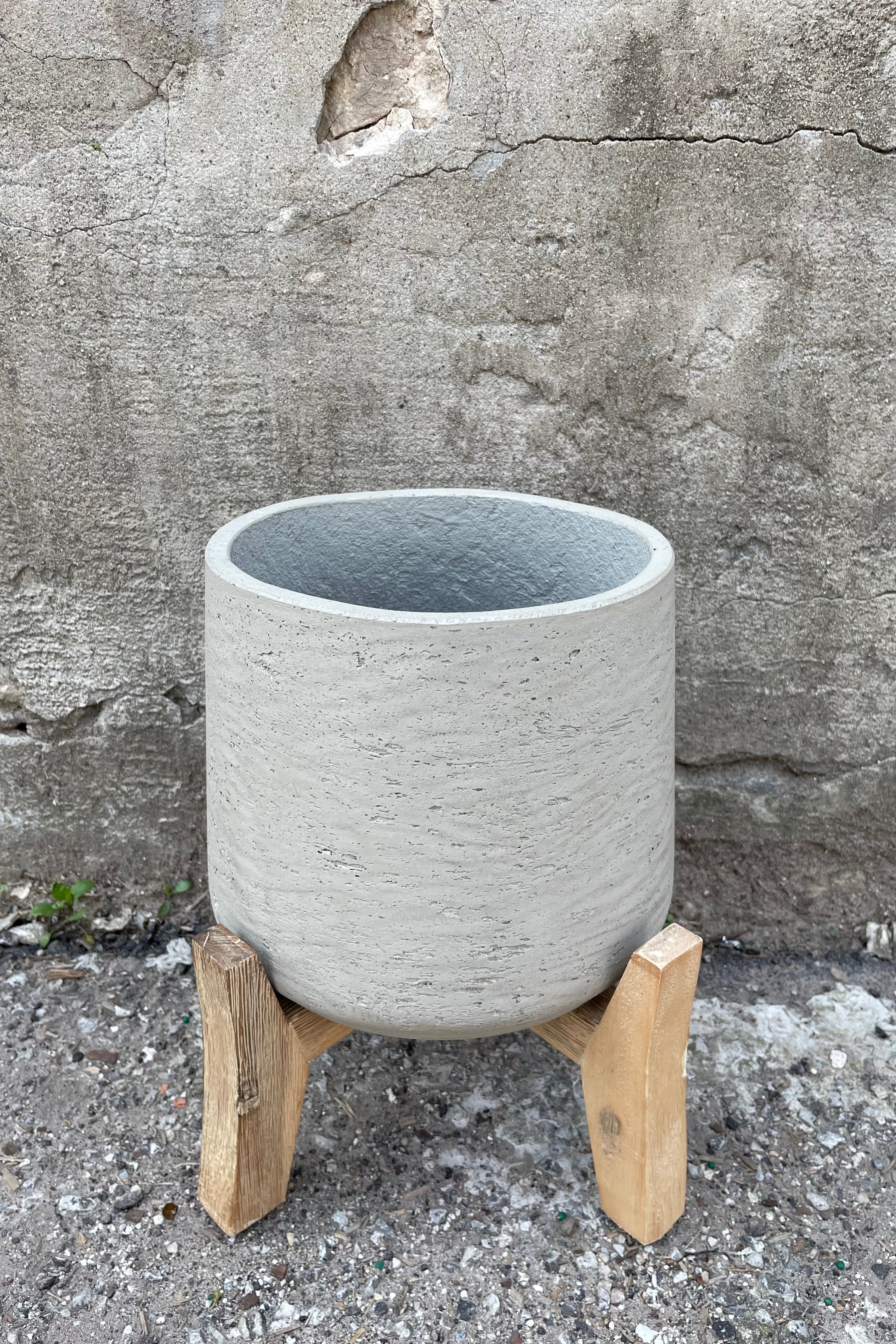 detail of the top of Patt Pot w/ Low Feet Grey Washed Extra Large against a grey wall